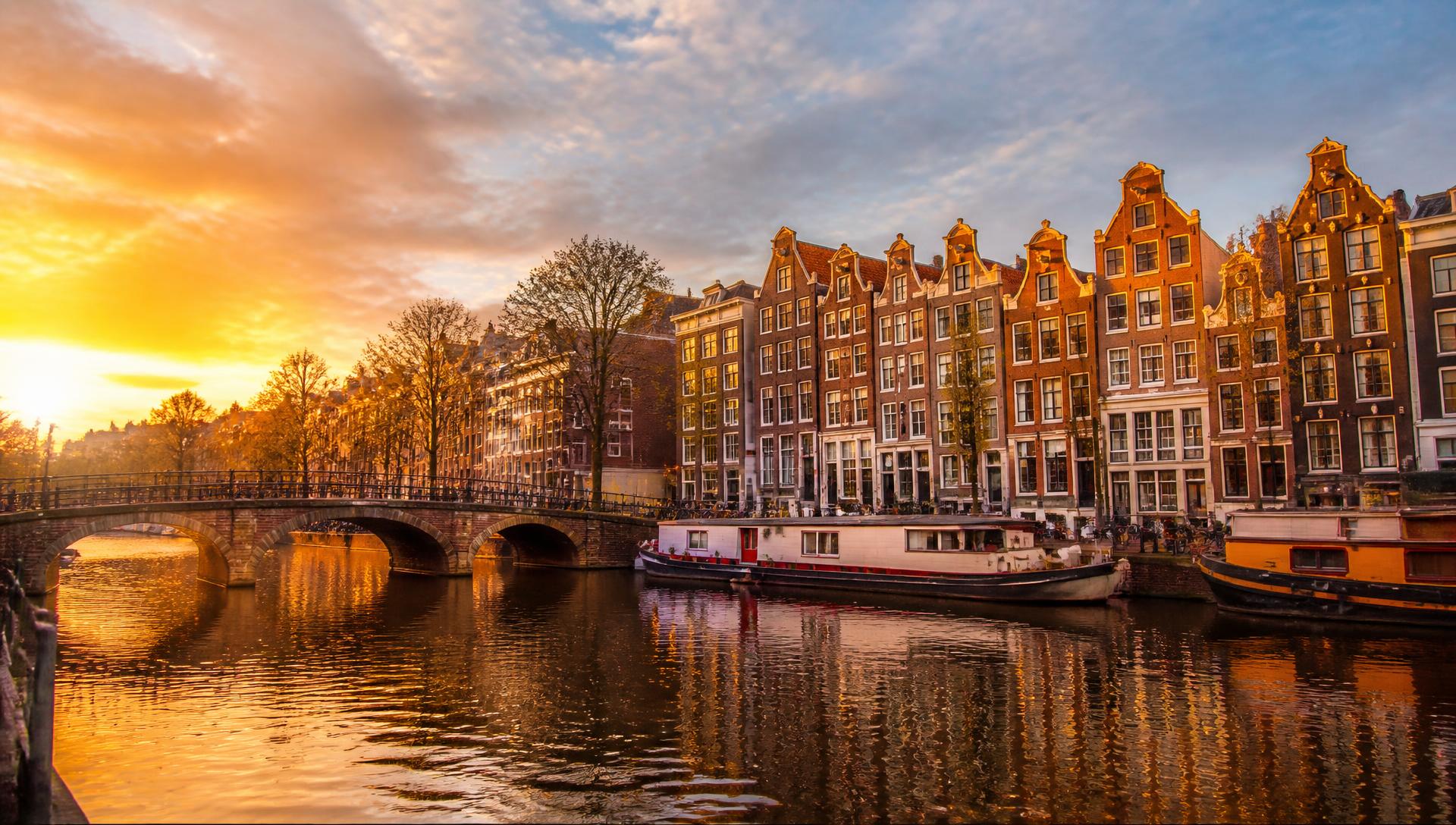 Die Grachten von Amsterdam mit historischen Häusern und Booten